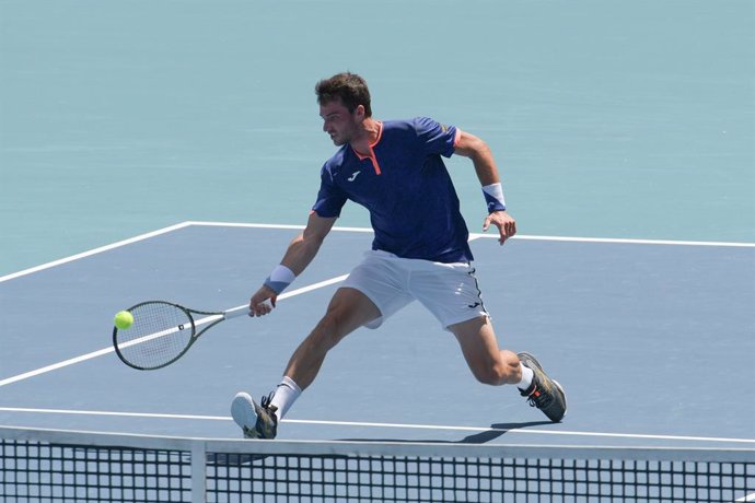 Archivo - 28 March 2022, US, Miami Gardens: Spanish tennis player Pedro Martinez in action against Russia's Daniil Medvedev during their Men's singles round of 32 tennis match of the 2022 Miami Open Tennis Tournament at Hard Rock Stadium in Miami Garden