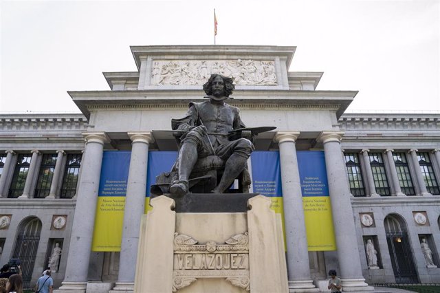 Archivo - Estatua del pintor Velázquez en la entrada del Museo del Prado donde hoy se homenajea a los museos de Ucrania organizado con motivo del Día Internacional de los Museos, en el Museo Nacional del Prado, a 18 de mayo de 2022, en Madrid (España).