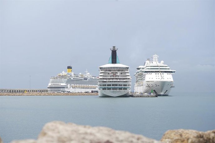 Los tres cruceros amarrados en el Port de Tarragona este viernes