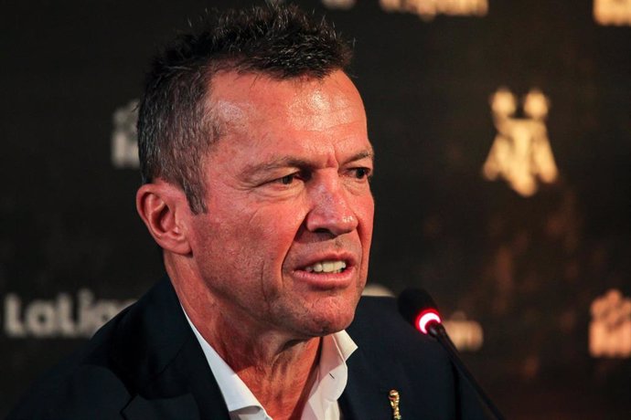 Archivo - El exfutbolista alemán Lothar Matthaus responde a los medios de comunicación.