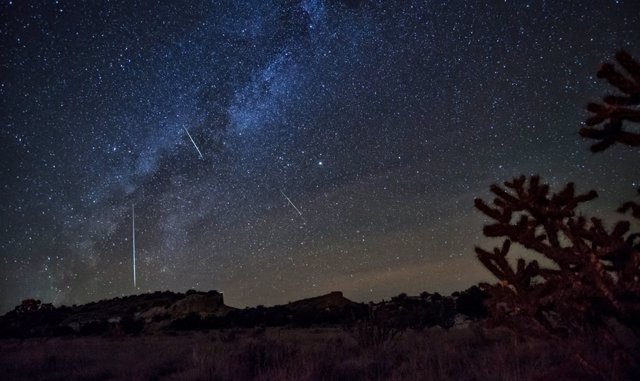 Archivo - La luna nueva permitirá admirar mejor las Dracónidas