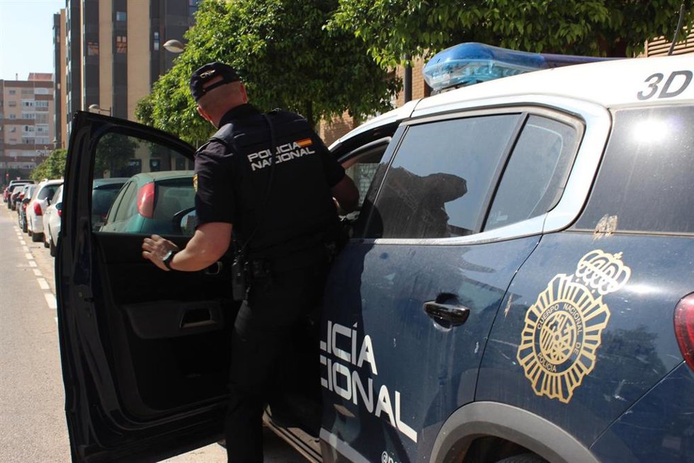Nota De Prensa Y Fotografía De Recurso:"Un Policía Nacional Franco De Servicio Detiene A Un Hombre Tras Robar Con Violencia A Dos Personas"