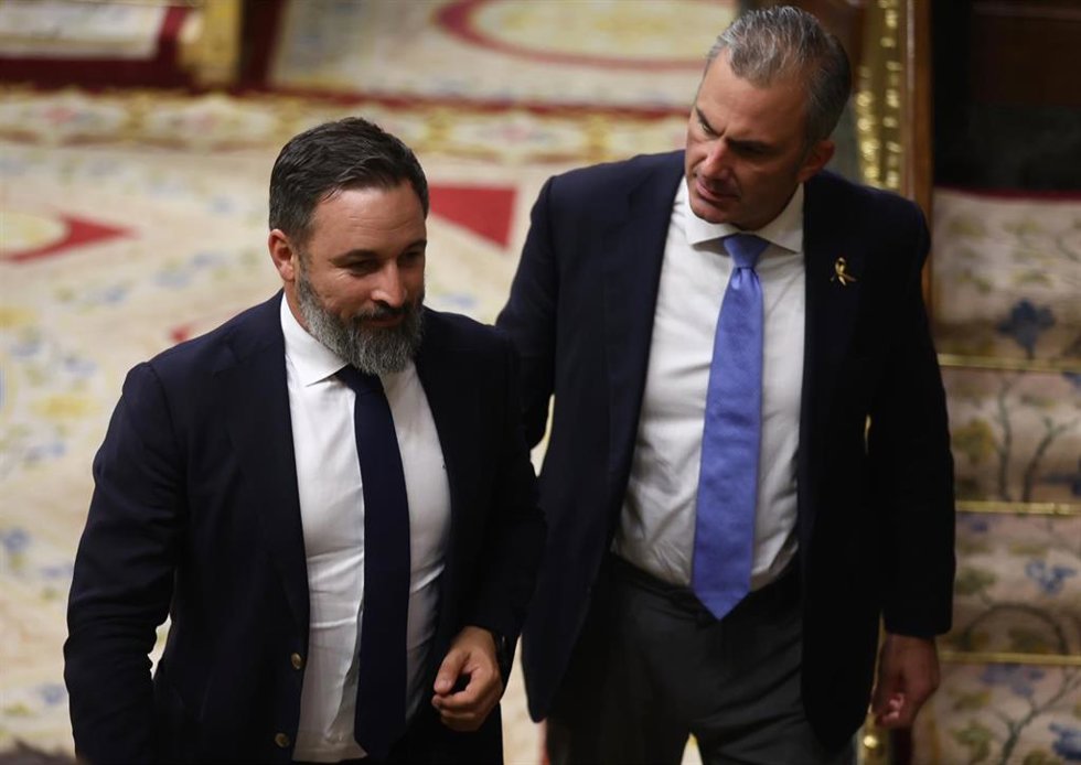 El presidente de Vox, Santiago Abascal (i), y el secretario general de Vox, Javier Ortega Smith (d), en una sesión plenaria en el Congreso