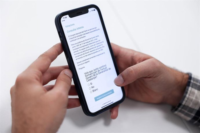 Votación en la conulsta a la militancia de Junts para decidir si salen o no del Govern.