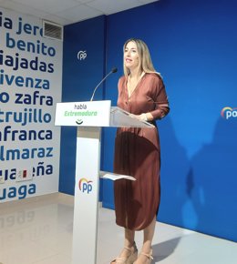 La presidenta del PP de Extremadura, María Guardiola, en rueda de prensa en Mérida