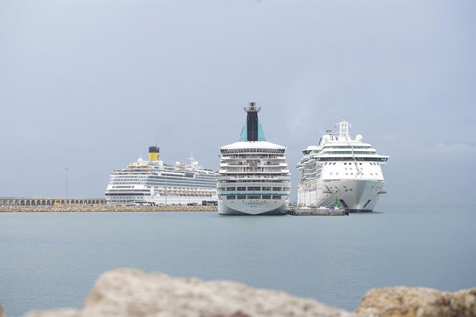Los tres cruceros amarrados en el Port de Tarragona este viernes