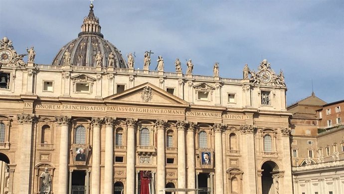 Tapices desplegados en la Plaza de San Pedro de Battista Scalabrini y  Artémides Zatti, a los que el Papa canonizará el domingo 9 de octubre