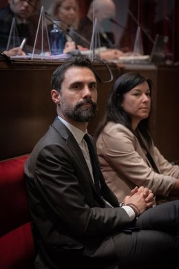 El expresidente del Parlament y conseller de Empresa, Roger Torrent y la exsecretaria cuarta del Parlament Adriana Delgado, durante el juicio en el Tribunal Superior de Justicia de Cataluña (TSJC), a 5 de octubre de 2022, en Barcelona, Catalunya (España