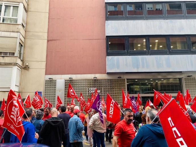 Concentración de CCOO y UGT frente a la sede de CEOE
