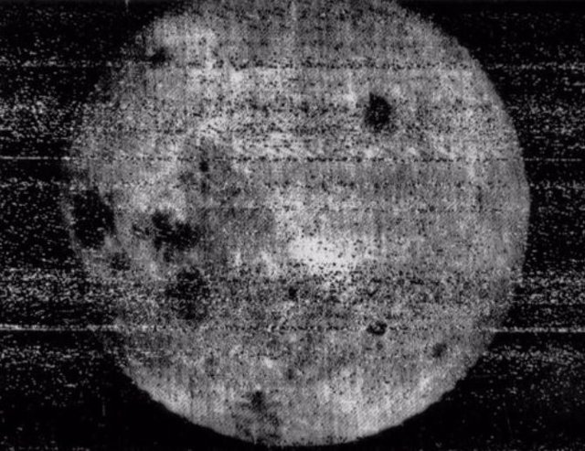 Primera imagen de la cara oculta de la Luna