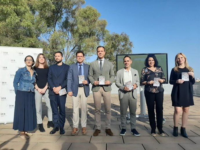 El consejero de Presidencia, Turismo, Cultura y Deportes, Marcos Ortuño (4d), y el director del ICA, Manuel Cebrián (4i), junto a los responsables de los centros adscritos al ICA que van a acoger el nuevo programa.