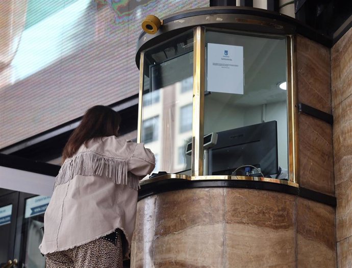 Una mujer espera en la taquilla de los cines Capitol, el primer día de la 19 edición de la Fiesta del Cine, a 3 de octubre de 2022, en Madrid (España). 