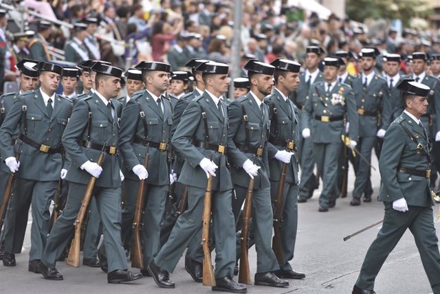 Archivo - Guardias civiles desfilan en uno de los actos de la festividad de la patrona del instituto armado