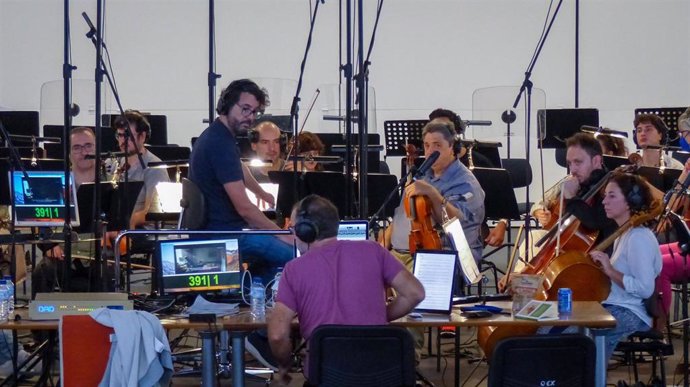 Fernando Velázquez durante la grabación con la Orquesta de Extremadura.