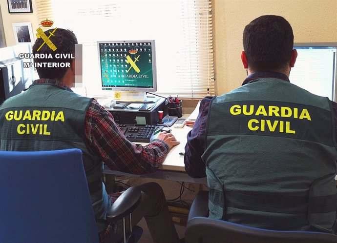 Dos agentes de la Guardia Civil trabajando