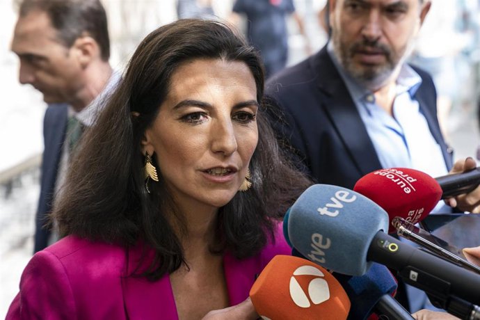 La portavoz de Vox en la Asamblea de Madrid, Rocío Monasterio, atiende a los medios de comunicación.