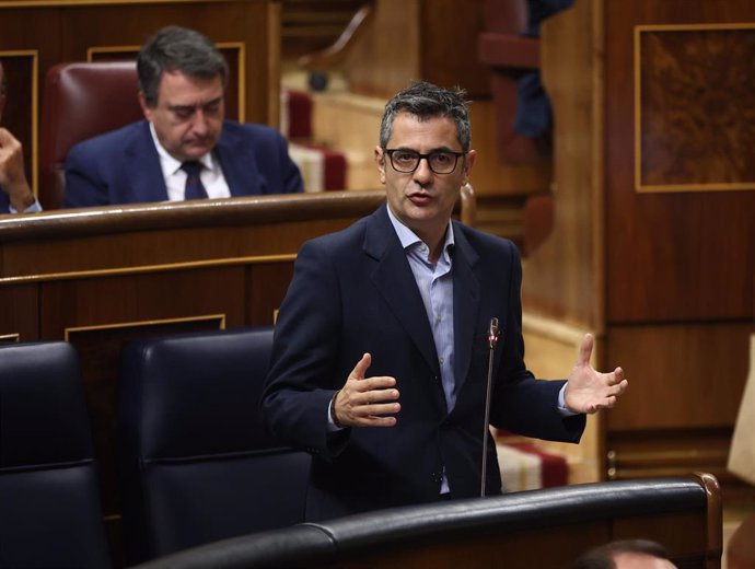 El ministro de la Presidencia, Relaciones con las Cortes y Memoria Democrática, Félix Bolaños, interviene durante una sesión de control al Gobierno.