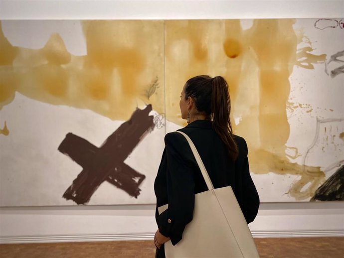 Pintura 'Díptic de vernís' del pintor y escultor catalán Antoni Tpies, expuesta dentro de la muestra 'El adobo que fecunda la tierra. Tpies (1958-1988)' en la Fundació Tpies de Barcelona