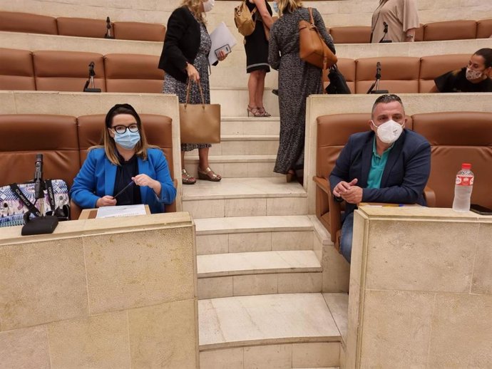 Archivo - La secretaria general de CC.OO Cantabria, Rosa Mantecón, y su homólogo de UGT, Mariano Carmona , en el Parlamento de Cantabria, en una foto de archivo