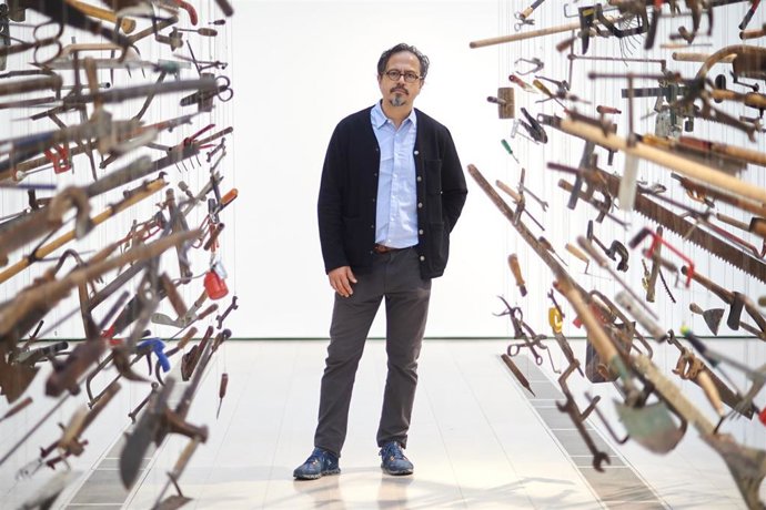 El artista Damián Ortega; la directora ejecutiva del Centro Botín, Fátima Sánchez; y la directora de exposiciones, Bárbara Rodríguez, ofrecen una rueda de prensa en la presentación de la exposición 'Visión expandida' en el Centro Botín, a 7 de octubre d