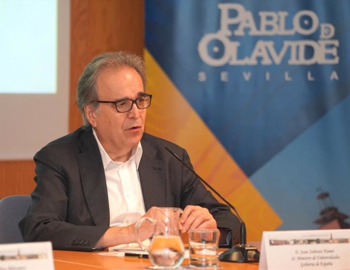 El ministro de Universidades, Joan Subirats, en la Residencia Flora Tristán de la Pablo de Olavide.