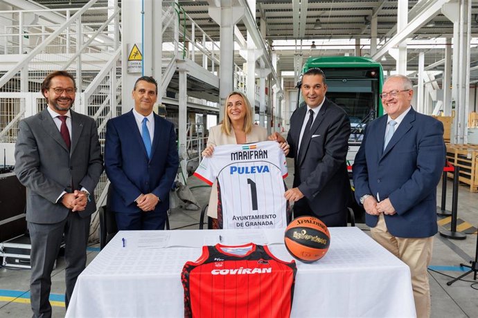 Metro de Granada firma un contrato de patrocinio con el CB Granada para esta temporada.