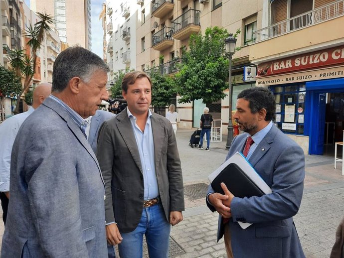 El secretario general del PP-A, Antonio Repullo (en el centro), en su visita a Huelva.