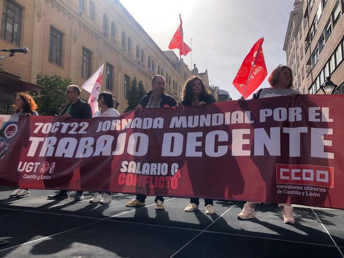 Concentración de CCOO y UGT ante la sede de la patronal para exigir mejoras salariales