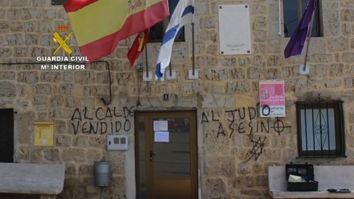 Tres detenidos por pintadas antisemitas en Castrillo Mota de Judíos (Burgos) y cementerios de Madrid