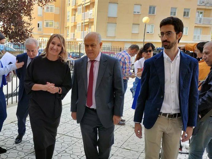 La consejera de Educación, Rocío Lucas (i), a su llegada al Coscyl, en Salamanca.