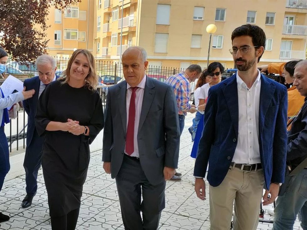 La consejera de Educación, Rocío Lucas (i), a su llegada al Coscyl, en Salamanca.