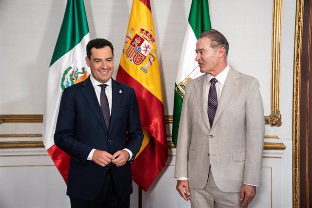 El presidente de la Junta de Andalucía, Juanma Moreno (i.), y el embajador de los Estados Unidos Mexicanos ante el Reino de España, Quirino Ordaz, este viernes en Sevilla