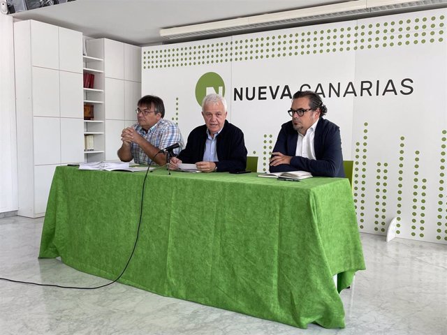 Rueda de prensa del secretario de Organización de Nueva Canarias (NC), Carmelo Ramírez (en el centro de la imagen)