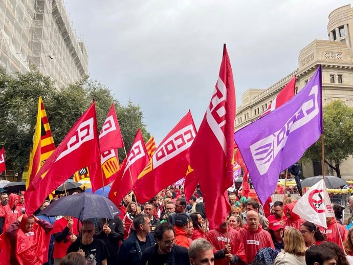 Unas 600 personas convocadas por CC.OO., UGT y USOC protestan en Barcelona ante la sede de Foment del Treball