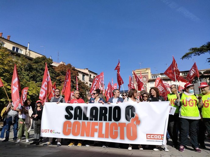 UGT y CCOO se concentran en Logroño para exigir una subida de los salarios y negociación colectiva