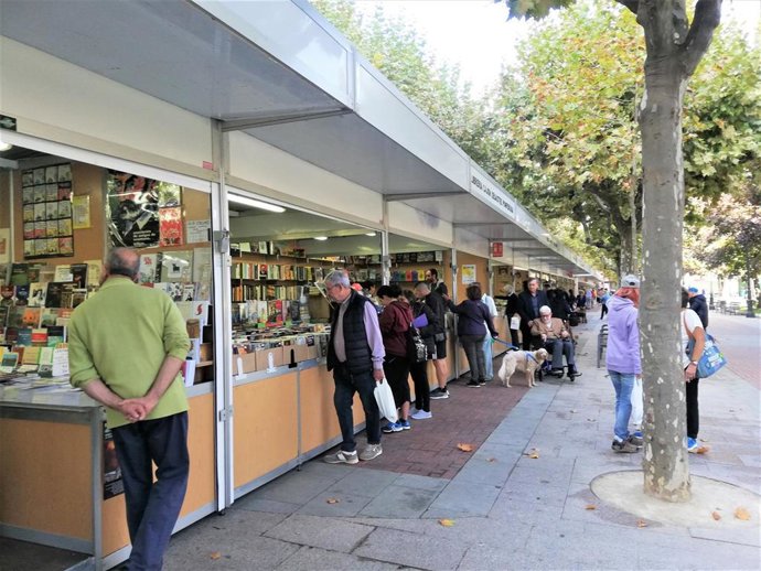 El Espolón acoge hasta el día 23 la 41 edición de la Feria del Libro Antiguo y de Ocasión, con 18 participantes