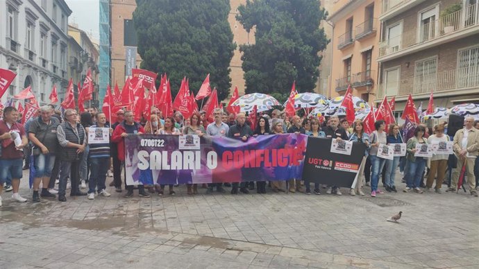 Concentración de UGT y CCOO ante la CEV