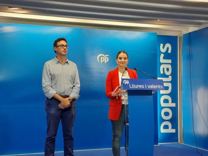 La presidenta del PP de Baleares, Marga Prohens, con el portavoz del Grupo Parlamentario, Antoni Costa, en la rueda de prensa.