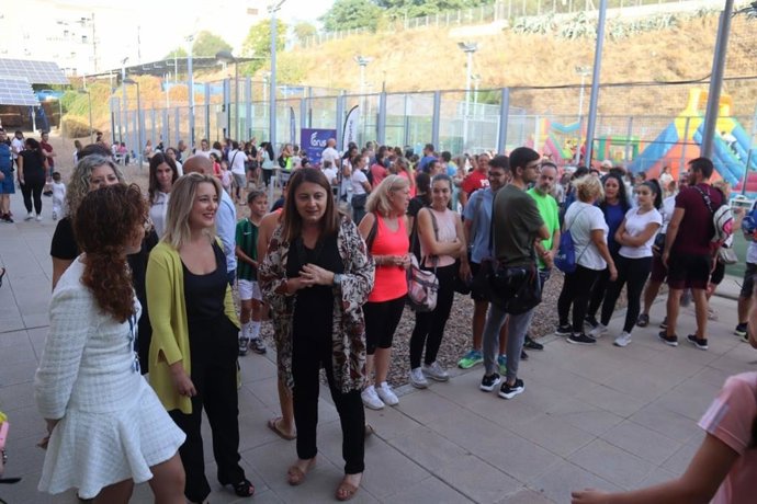 La alcaldesa de Alcalá de Guadaíra, Ana Isabel Jiménez, ha participado en las actividades lúdicas deportivas organizadas para la reapertura del Centro Deportivo Municipal Zacatín.