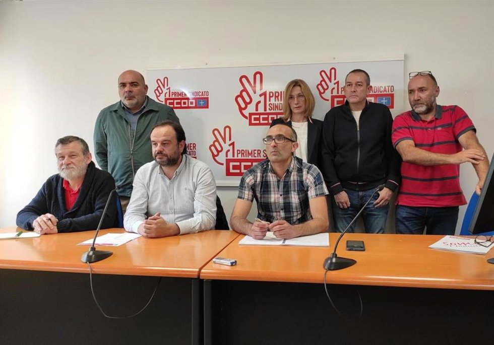 Los secretarios generales de CCOO de Industria y UGT-FICA, Damián Manzano y Jenaro Martínez, junto a trabajadores de Duro Felguera.