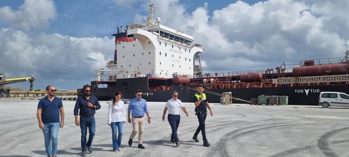 Rosario Soto visita el puerto de Carboneras (Almería)