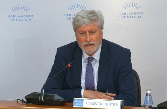 El secretario xeral técnico de la Consellería de Educación, Manuel Vila López, durante su intervención en la Comisión 4 del Parlamento de Galicia