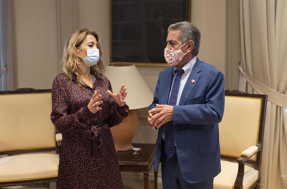 Archivo - Foto de archivo. La ministra de Transportes, Movilidad y Agenda Urbana, Raquel Sánchez, durante una reunión con el presidente de Cantabria, Miguel Ángel Revilla, en la sede del Ministerio.