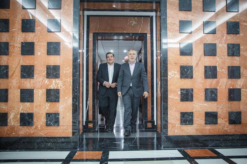 El ministro de Inclusión, Seguridad Social y Migración, José Luis Escrivá, y el presidente de Canarias, Ángel Víctor Torres, en Presidencia del Gobierno de Canarias este viernes.