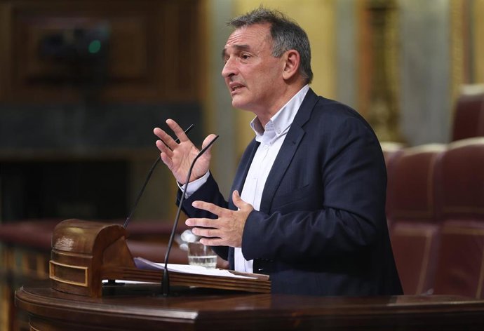 El diputado de IU y secretario general del PCE, Enrique Santiago, interviene durante una sesión plenaria en el Congreso de los Diputados, a 21 de septiembre de 2022, en Madrid (España). 