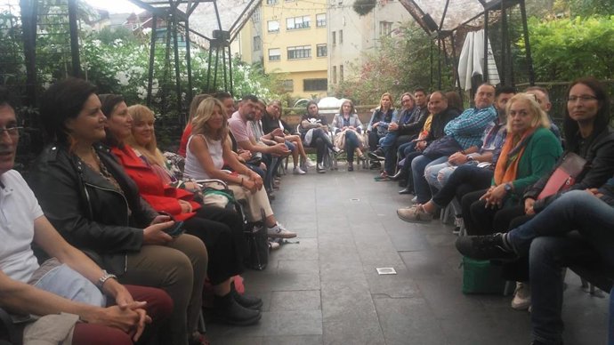 Yolanda Díaz manteniendo una reunión en Oviedo con varios sectores laborales asturianos.