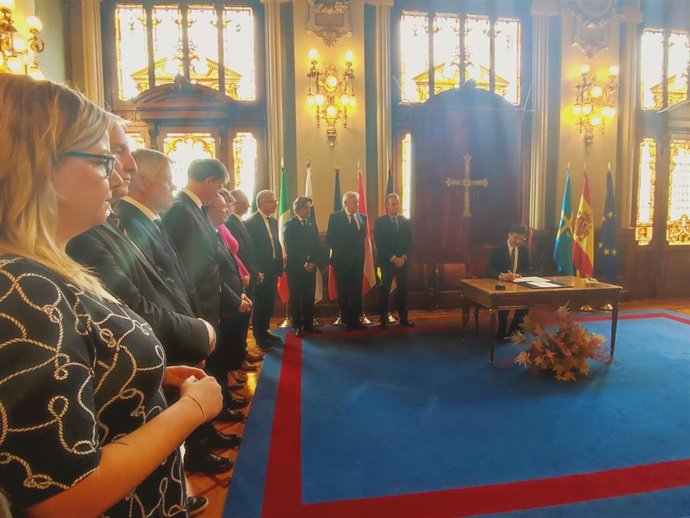Firma de las Asambleas Legislativas Regionales Europeas de la 'Declaración de Oviedo' en la Junta General