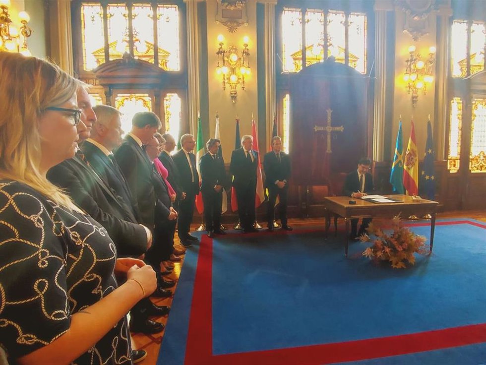 Firma de las Asambleas Legislativas Regionales Europeas de la 'Declaración de Oviedo' en la Junta General