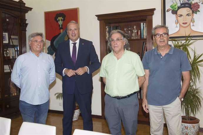 Ruiz Boix con el aula de cultura del Carnaval de Cádiz.