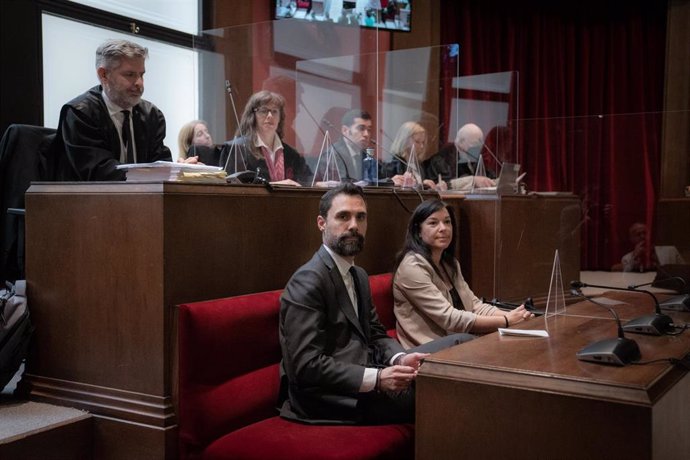 El expresidente del Parlament y conseller de Empresa, Roger Torrent y la exsecretaria cuarta del Parlament Adriana Delgado, durante el juicio en el Tribunal Superior de Justicia de Cataluña (TSJC), a 5 de octubre de 2022, en Barcelona, Catalunya (España